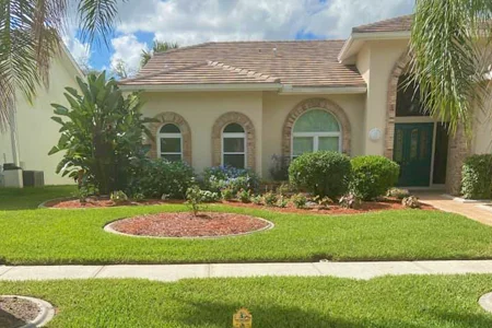 Florida house with green healthy lawn